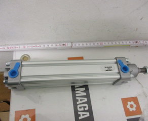 Пневмоцилиндр
Zylinder ISO 15552,
Kolbenstange Verchromt, D=40mm
Hub=160mm Univer