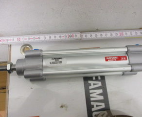 Пневмоцилиндр 
Zylinder ISO 15552
Kolbenstange Verchromt D=32mm
Hub=100mm
Magnetausführung  bau msr