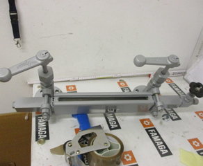 Указатель уровня
Reflexionsanzeiger LG40
Datenblatt: D-02-D-36416-DE-00
Größe: 9, Linksmodell
PS = 32 bar, TS = 239 °C, PT = 48 bar
Mittenentfernung A = 380 mm
Schaulänge EN = 320 mm, E = 320 mm
Maß H = 30.0 mm, J = 30.0 mm
0 x Totraum 0 mm, 0 x Überdeckung 0 mm
NW-Marke: Nein
Absperrventil A120, Absperrung einfach
mit Handhebel
mit Kugelselbstschluss
Schnellschluss: Ja
Datenblatt: D-09-36387-DE-00
Prozessanschluss: Flansch,
Nennweite: PN40, DN20 nach DIN EN 1092
-1-B1
Ablassventil AV250
Ausgang Schneidringverschraubung
Ø 12 mm, DIN 2353-DS12
Datenblatt: D-09-D-34162-DE-00
Norm: DIN
Werkstoff: Stahl
Betriebsanleitung: D-02-B-31946-0
LG40-CS Igema